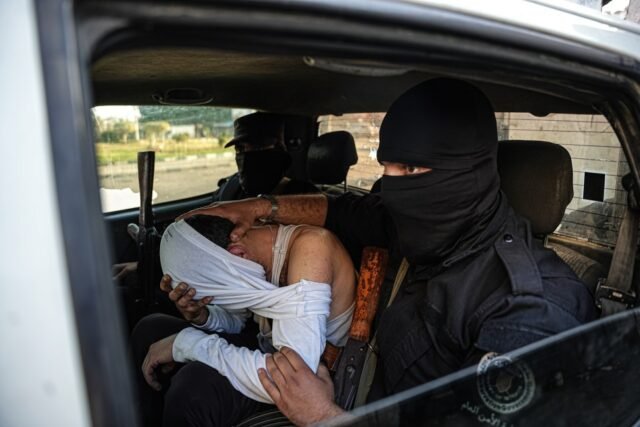 1.000 abatidos, 'mulheres nuas desfiladas' e execuções de rua ... a Síria desce para 48 horas de carnificina sangrenta
