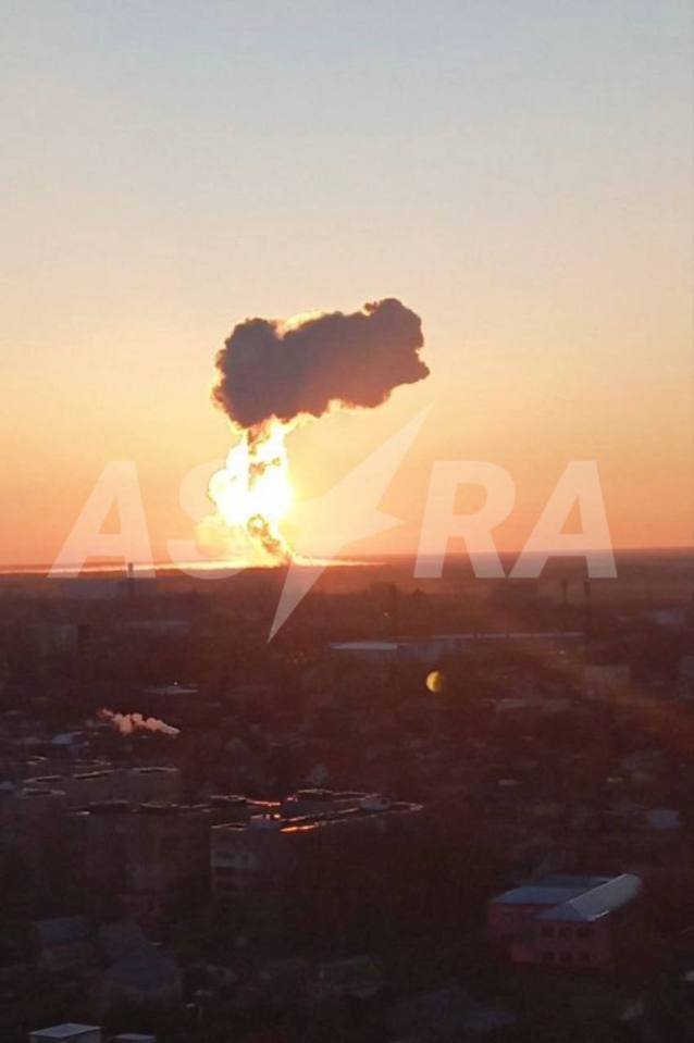 A-Ucrania-atinge-os-bombardeiros-nucleares-da-Airfield-Russian-enviando.jpg A Ucrânia atinge os bombardeiros nucleares da Airfield Russian, enviando uma enorme nuvem de cogumelos para o céu em Drone Blitz