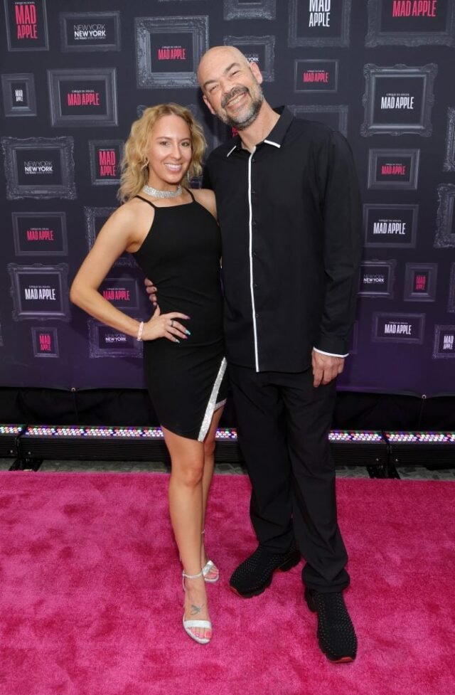 A estrela de 'Ghost Adventures' Aaron Goodwin evita por pouco o enredo de assassinato por aluguel; Esposa presa
