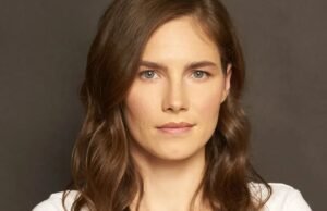 Amanda Knox afirma que foi tateada pela guarda da prisão e feita para se despojar durante o interrogatório sobre o assassinato de Meredith Kercher Amanda Knox afirma que foi tateada pela guarda da prisão e feita para se despojar durante o interrogatório sobre o assassinato de Meredith Kercher