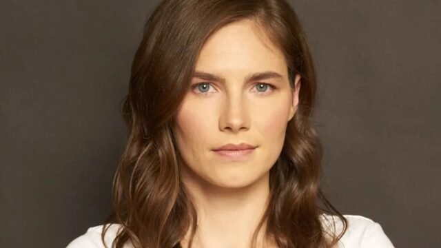 Amanda Knox afirma que foi tateada pela guarda da prisão e feita para se despojar durante o interrogatório sobre o assassinato de Meredith Kercher
