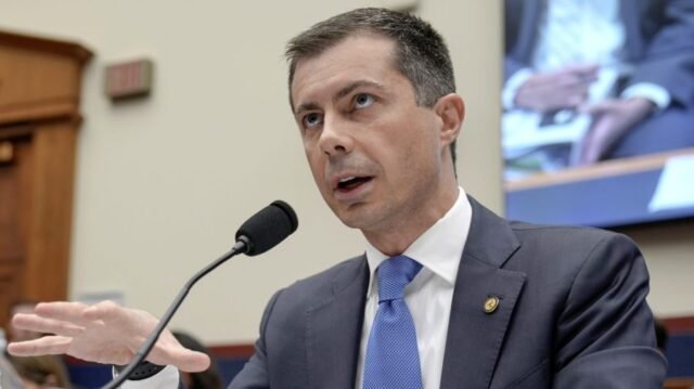 Buttigieg pressiona a prestação de contas após a violação de planos de guerra
