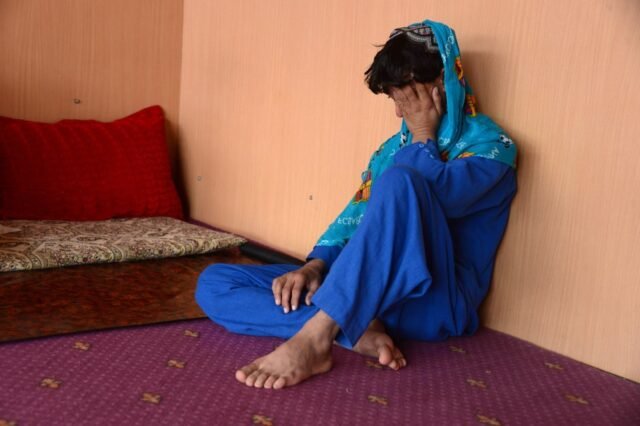 Como os meninos de 10 anos são transformados em escravos sexuais dançantes e estuprados por senhores da guerra do Taliban em 'Open Secret' do regime doente

