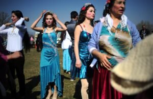 Dentro dos ‘mercados da noiva’ secretos da Bulgária, onde os pais ‘vendem’ filhas virgens para homens ricos por milhares Dentro dos 'mercados da noiva' secretos da Bulgária, onde os pais 'vendem' filhas virgens para homens ricos por milhares