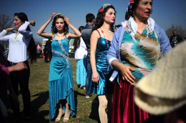 Dentro dos 'mercados da noiva' secretos da Bulgária, onde os pais 'vendem' filhas virgens para homens ricos por milhares
