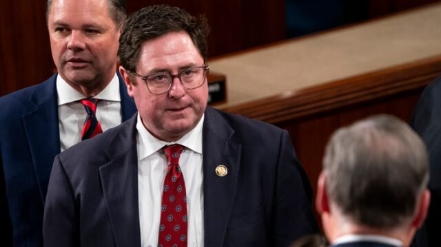 Eleitores Boo Nebraska Republicano sobre Musk, Ucrânia, Tarifas de Trump durante a prefeitura estridente
