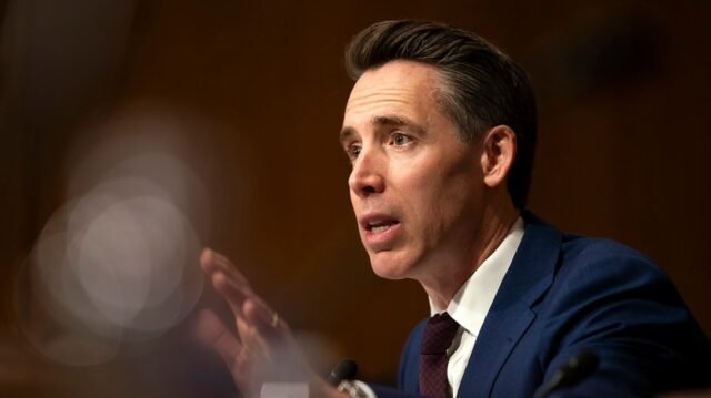 Hawley expressa ceticismo de Oz sobre o aborto, direitos trans

