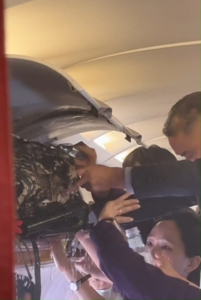 Momento-de-horror-aterrorizante-incendio-quebra-em-cabine-de-aviao.jpg Momento de horror aterrorizante incêndio quebra em cabine de avião, enquanto os folhetos em pânico tentam desesperadamente mergulhar as chamas a 30.000 pés