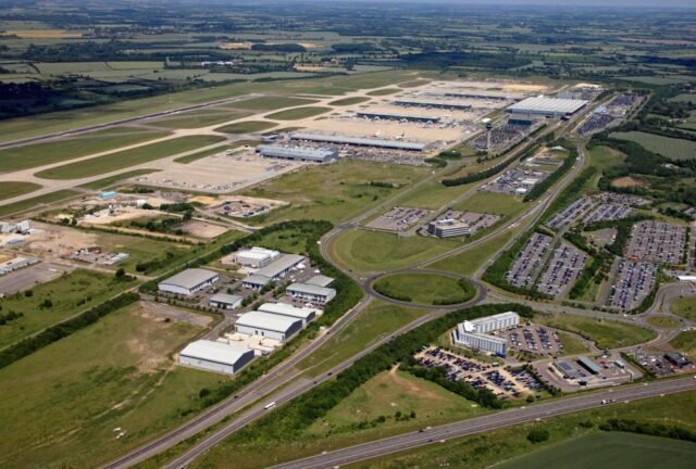 O avião da Ryanair com 172 passageiros aconteceu em segundos após o helicóptero depois que o piloto não percebeu o piloto automático estava desligado
