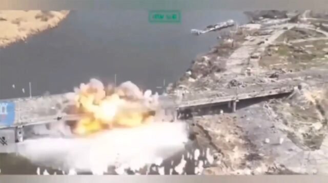 O momento da Ucrânia oblitera a principal ponte russa em golpe para as linhas de suprimento de guerra de Putin como luta contra as falsidades, apesar das negociações de paz
