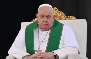 O papa Francisco a ser libertado do hospital amanhã, pois os documentos dizem que ele quase morreu de pneumonia e agora deve reaprender para falar O papa Francisco a ser libertado do hospital amanhã, pois os documentos dizem que ele quase morreu de pneumonia e agora deve reaprender para falar