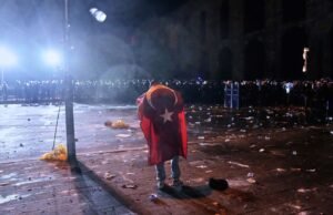 O prefeito de Istambul detido enfrenta o segundo dia de questionamento, pois protestos sobre sua prisão intensificam O prefeito de Istambul detido enfrenta o segundo dia de questionamento, pois protestos sobre sua prisão intensificam