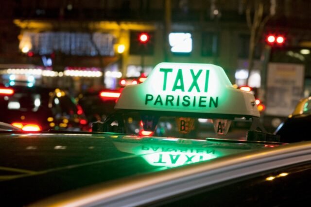 O turista britânico 'estuprou repetidamente por motorista de táxi em ataque de terror depois da noite em Paris, enquanto os policiais caçam suspeito
