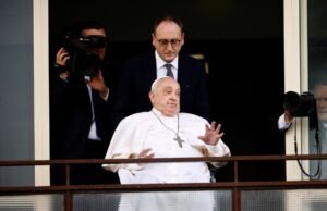 Ondas frágeis do papa Francisco da janela do hospital para torcendo à multidão quando ele foi liberado depois de quase morrer de pneumonia Ondas frágeis do papa Francisco da janela do hospital para torcendo à multidão quando ele foi liberado depois de quase morrer de pneumonia