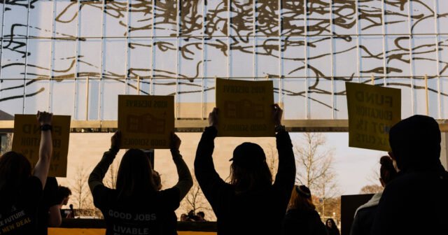 Os pais procuram para interromper os disparos do Escritório de Direitos Civis do Departamento de Educação - ProPublica
