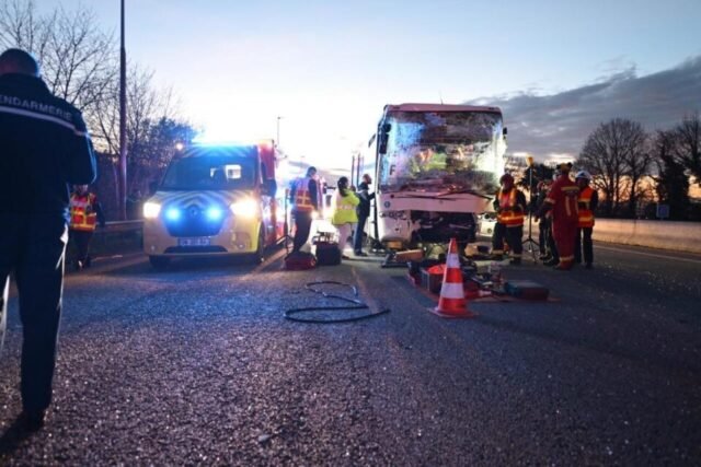 Pelo menos 36 feridos, pois quatro ônibus carregando 200 soldados se esmagam em uma estrada movimentada com grande emergência declarada
