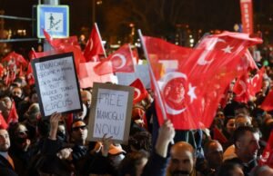 Pessoas contrabandistas se preparam para ondas de migrantes que fogem da Turquia para o Reino Unido e da Europa em meio a protestos brutais como rival de Erdogan preso Pessoas contrabandistas se preparam para ondas de migrantes que fogem da Turquia para o Reino Unido e da Europa em meio a protestos brutais como rival de Erdogan preso