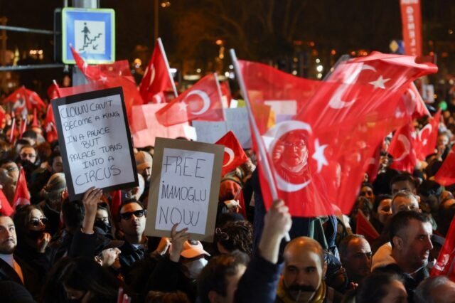 Pessoas-contrabandistas-se-preparam-para-ondas-de-migrantes-que-fogem.jpg Pessoas contrabandistas se preparam para ondas de migrantes que fogem da Turquia para o Reino Unido e da Europa em meio a protestos brutais como rival de Erdogan preso