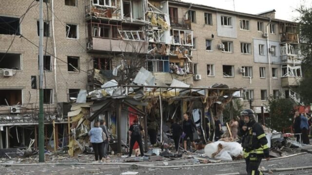 A Rússia atinge o sul da Ucrânia com ataques aéreos 'maciços' durante a noite, matando pelo menos 1
