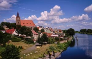 A cidade alemã está oferecendo apartamentos gratuitos, sociais e viagens de caminhada para atrair na nova geração – mas a concorrência é feroz A cidade alemã está oferecendo apartamentos gratuitos, sociais e viagens de caminhada para atrair na nova geração - mas a concorrência é feroz