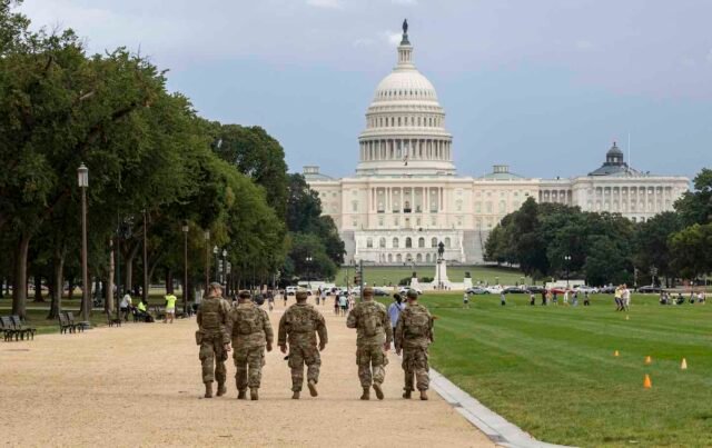 A implantação militar da DC de Trump é o início de uma guerra civil de câmera lenta?
