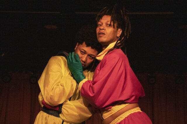 A peça 'Pactos para reflorestar a terra' retrata 2040 na Maré Favela do Rio, onde 'tudo o que permanece são as pragas e o poder do amor ancestral' [REVIEW]
