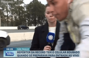 Assista Momento chocante O repórter de TV é roubado por snatcher de telefone para andar de bicicleta ao vivo na câmera Assista Momento chocante O repórter de TV é roubado por snatcher de telefone para andar de bicicleta ao vivo na câmera