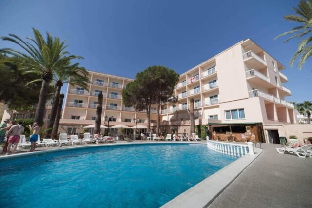 Brit, 22 anos, magoou no outono do ibiza 'Balconing' quando o turista saiu com lesão na cabeça no Hotel no centro do drama de Kian Harratt Brawl
