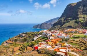 Casal sentado no banco morto enquanto o carro entra neles fora da adega no canto da Ilha Canária. Casal sentado no banco morto enquanto o carro entra neles fora da adega no canto da Ilha Canária.