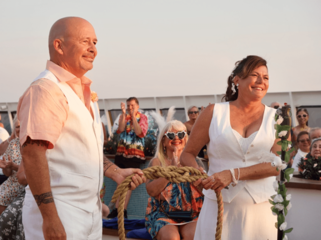 Casei -me estranho no navio de cruzeiro encalhado - agora vivemos a bordo ... férias do inferno se transformaram em uma lua de mel de 15 anos
