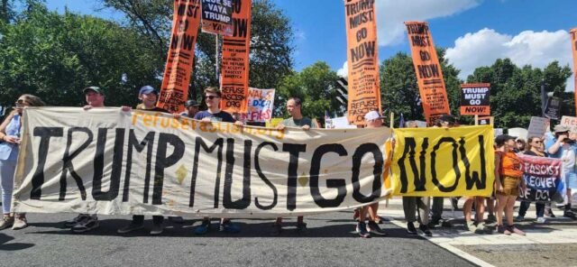 Centenas-protestam-fora-da-Casa-Branca-NPR.com2F952F402F0fad929d4366bb7f5f842406e75b2F2025081.jpeg Centenas protestam fora da Casa Branca: NPR