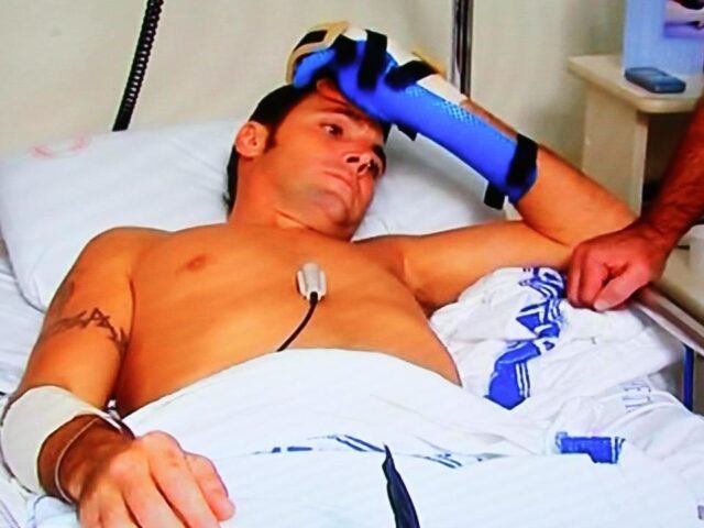 Fisherman sobreviveu ao crocodilo que 'a morte rolou' suas pernas batendo com seu cachorro em luta desesperada pela vida
