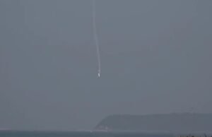 Horriping Moment Plane Corkscrews and Nosedives no mar em alta velocidade durante o Airshow, enquanto o piloto temia morto Horriping Moment Plane Corkscrews and Nosedives no mar em alta velocidade durante o Airshow, enquanto o piloto temia morto