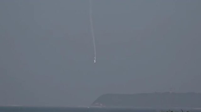 Horriping Moment Plane Corkscrews and Nosedives no mar em alta velocidade durante o Airshow, enquanto o piloto temia morto
