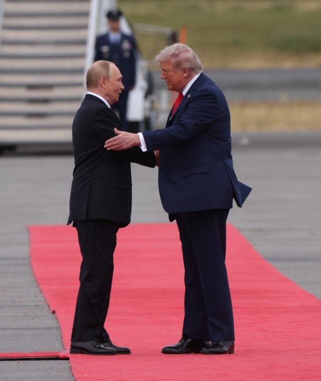 Lip-Reader-revela-a-promessa-de-Putin-para-o-conselho.jpeg Lip Reader revela a promessa de Putin para o conselho de Trump e Don depois que os líderes desembarcaram no Alasca para confronto