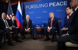 Momento A fotocall de Trump e Putin entra em erupção no caos enquanto Vlad sorrindo tenta gritar sobre jornalistas antes das negociações de paz Momento A fotocall de Trump e Putin entra em erupção no caos enquanto Vlad sorrindo tenta gritar sobre jornalistas antes das negociações de paz