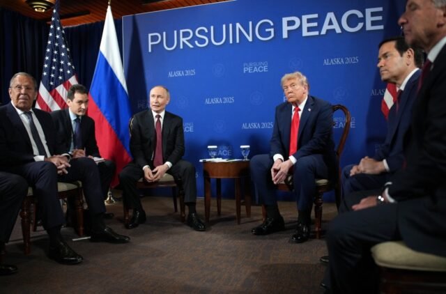 Momento A fotocall de Trump e Putin entra em erupção no caos enquanto Vlad sorrindo tenta gritar sobre jornalistas antes das negociações de paz
