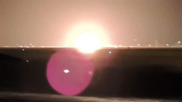 Momento aterrorizante caça de caça explode em chamas e cai durante a decolagem, enquanto os pilotos ejetam com segundos para sobrar
