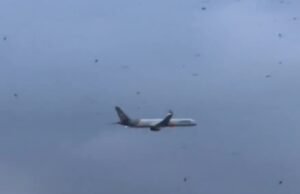 Momento de choque A Boeing Plane Motor explode em chamas que surgem pouso de emergência enquanto o passageiro diz ‘Enviei textos de despedida’ Momento de choque A Boeing Plane Motor explode em chamas que surgem pouso de emergência enquanto o passageiro diz 'Enviei textos de despedida'