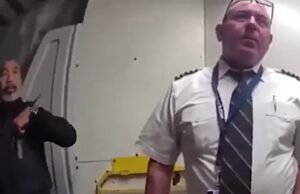 Momento de choque ‘bêbado’ piloto que “cheirou a boozed” é escoltado por policiais de Cockpit Moments antes da decolagem Momento de choque 'bêbado' piloto que "cheirou a boozed" é escoltado por policiais de Cockpit Moments antes da decolagem