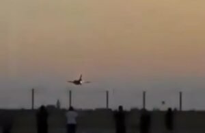 Momento de horror F-16 Jet Crashes enviando chamas ao longo da pista e matando piloto depois de fazer loop-the loop praticando para show aéreo Momento de horror F-16 Jet Crashes enviando chamas ao longo da pista e matando piloto depois de fazer loop-the loop praticando para show aéreo