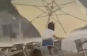 Momento de horror Tornado atinge o resort espanhol enviando móveis no café turístico voando durante a rara ‘Satan’s Storm’ Momento de horror Tornado atinge o resort espanhol enviando móveis no café turístico voando durante a rara 'Satan's Storm'