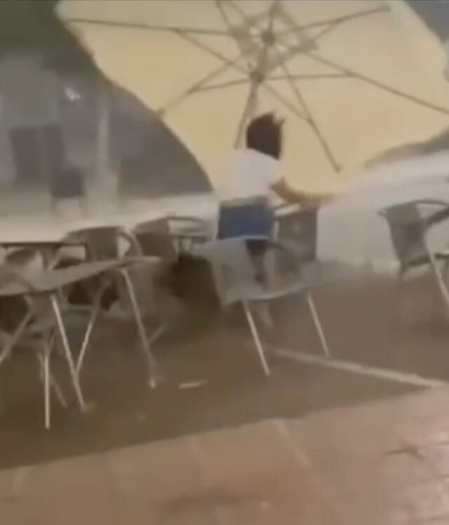 Momento-de-horror-Tornado-atinge-o-resort-espanhol-enviando-moveis.jpg Momento de horror Tornado atinge o resort espanhol enviando móveis no café turístico voando durante a rara 'Satan's Storm'