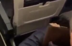 Momento dramático Plano furioso Passageiro dá um tapa ‘ladrão’ depois de vê -lo ‘roubar da bolsa na cabine aérea’ Momento dramático Plano furioso Passageiro dá um tapa 'ladrão' depois de vê -lo 'roubar da bolsa na cabine aérea'