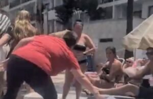 Momento selvagem gritando entra em erupção entre turistas em Tenerife, pois uma mulher furiosa acusa o turista de ‘roubar’ sua espreguiçadeira Momento selvagem gritando entra em erupção entre turistas em Tenerife, pois uma mulher furiosa acusa o turista de 'roubar' sua espreguiçadeira