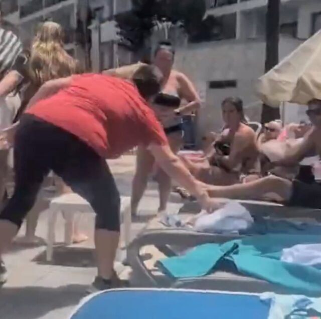 Momento-selvagem-gritando-entra-em-erupcao-entre-turistas-em-Tenerife.jpg Momento selvagem gritando entra em erupção entre turistas em Tenerife, pois uma mulher furiosa acusa o turista de 'roubar' sua espreguiçadeira