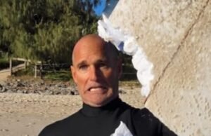 O aterrorizante ataque de tubarão é capturado na câmera como besta chomps gigante mordida fora do quadro do surfista em horror quase miss O aterrorizante ataque de tubarão é capturado na câmera como besta chomps gigante mordida fora do quadro do surfista em horror quase miss