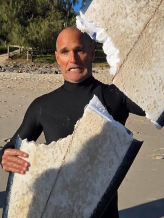 O-aterrorizante-ataque-de-tubarao-e-capturado-na-camera-como.jpg O aterrorizante ataque de tubarão é capturado na câmera como besta chomps gigante mordida fora do quadro do surfista em horror quase miss