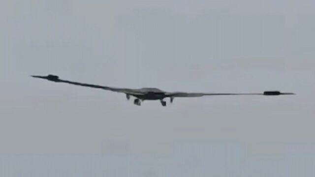 O-aterrorizante-drone-furtivo-gigante-da-China-votado-em-voo.jpg O aterrorizante drone furtivo gigante da China votado em voo de teste depois que as fotos de satélite mostraram aeronaves em 'Base Secreta'