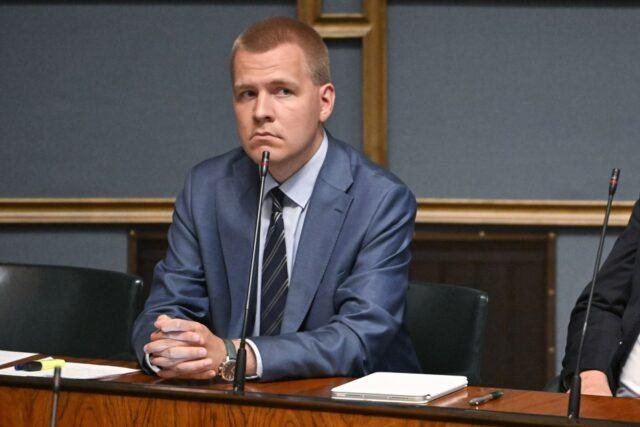 O deputado Eemeli Peltonen leva sua vida no prédio do parlamento, provocando respostas de emergência e sessões de suspensão na Finlândia
